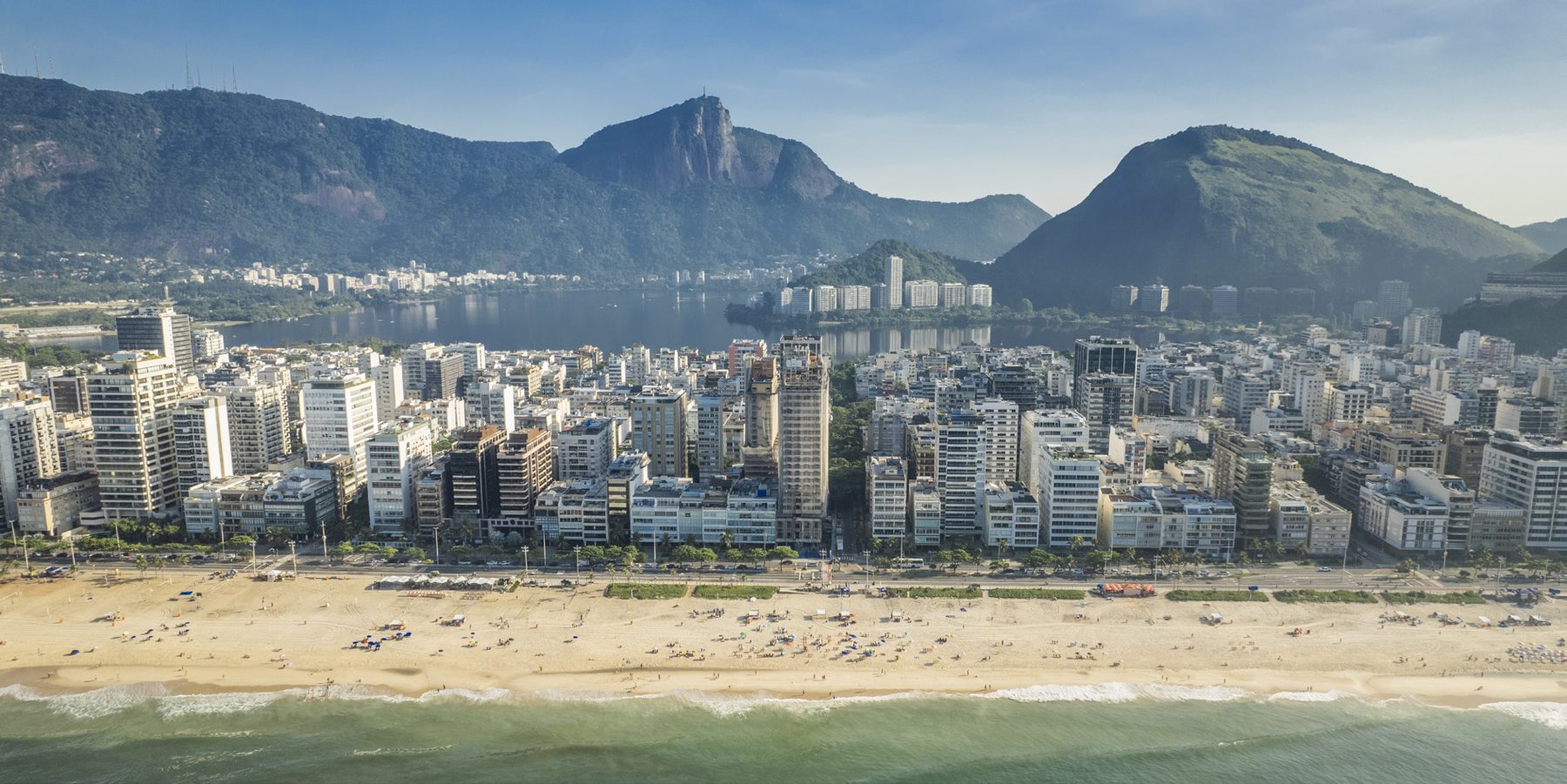 Vista da Praia de Ipanema a partir da Avenida Vieira Souto, com as Ilhas Cagarras ao fundo